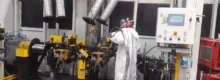 Operador realizando limpeza com gelo seco em equipamento industrial, removendo resíduos sem uso de água ou produtos químicos