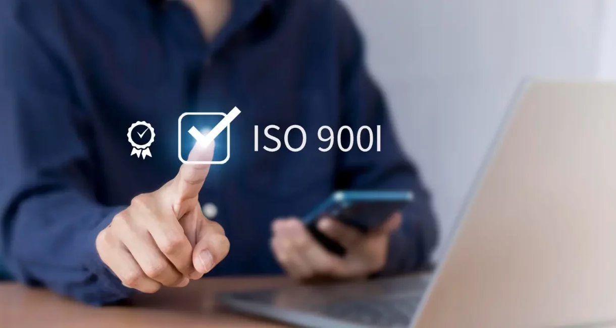 Profissional confirmando certificacao ISO 9001 em sistema digital de gestao da qualidade